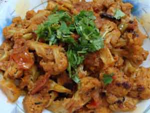 Aloo phulkobir dalnae recipe Aloo phulkobir dalnae recipe