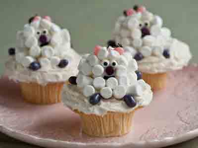 EASTER BASKETS AND BUNNIES CUPCAKES